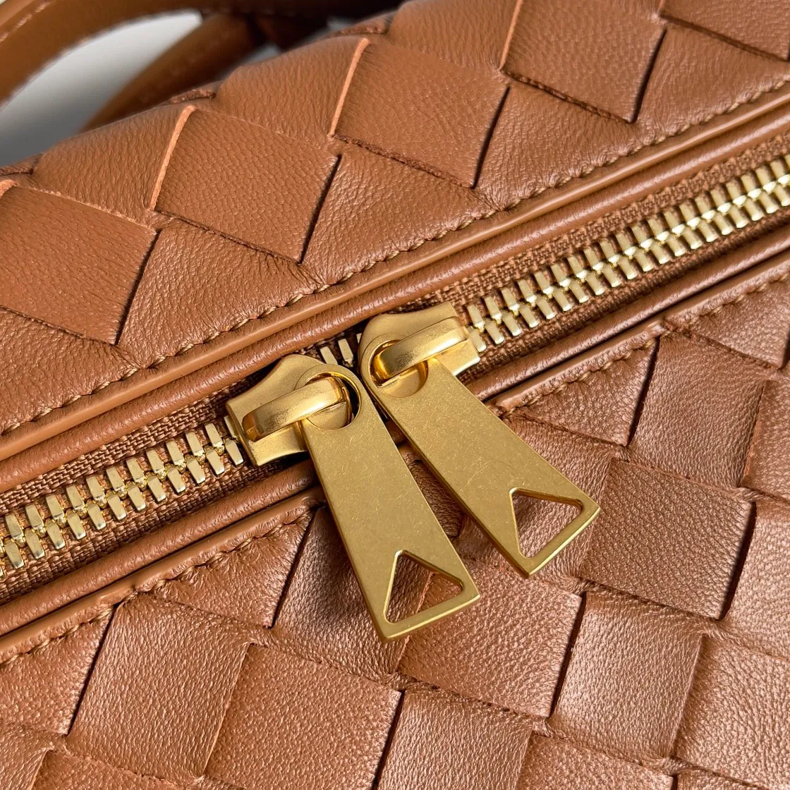 Batch 1360 Bottega Veneta 24 spring and summer woven zipper crossbody bag. A crossbody bag that can be used as a cosmetic bag. The exquisite weaving and compact body are an indispensable accessory for the upcoming summer. The double zipper also better protects the bag. It has a large capacity. If you like it, don’t miss it. Style number: 789109 Size: 22*12.5*5cm